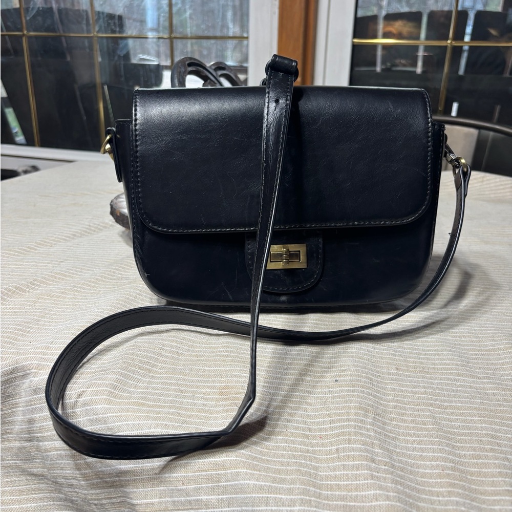Andar Chic Black Crossbody Bag with Gold Accents